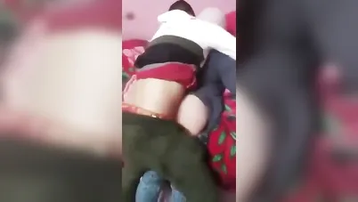 شاب هايج يركب لبوة محجبة وصاحبه يصور سكس مصري xnxx