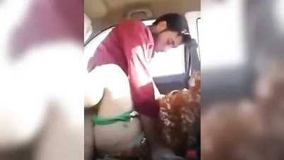 نيك في السيارة مع ميلف مربربة سكس عربي