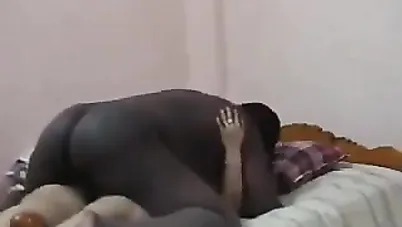 ميلف تتألم بسبب زب الخال الكبير - سكس عربي