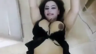 خاضعة يدوس عليها برجله وينيكها سكس عربي