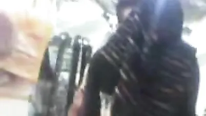 شاب مصري يداعب صديقته المحجبة في العمل سكس مصري xnxx