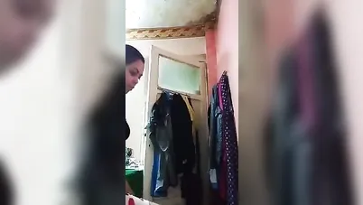 بنت بطيز كبيرة تستعرض جسمها في غرفة النوم سكس نودز مصري