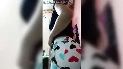 بنت بطيز كبيرة تستعرض جسمها في غرفة النوم سكس نودز مصري