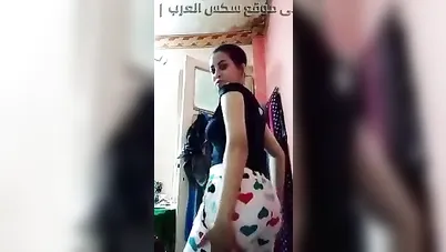 بنت بطيز كبيرة تستعرض جسمها في غرفة النوم سكس نودز مصري