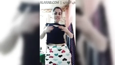 بنت بطيز كبيرة تستعرض جسمها في غرفة النوم سكس نودز مصري