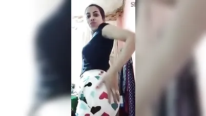 بنت بطيز كبيرة تستعرض جسمها في غرفة النوم سكس نودز مصري
