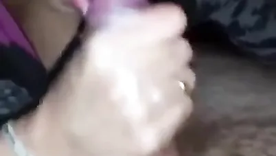 جوزها مسافر وجايبه عشقيها تمصله سكس مصري