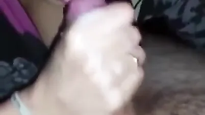 جوزها مسافر وجايبه عشقيها تمصله سكس مصري