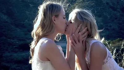 سحاق ساخن جداً في الغابة سكس سحاقيات