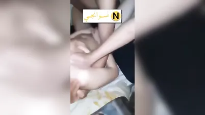 ثلاث شباب عاملين حفلة على بنت سكرانة ينيكوها وهي في عالم تاني سكس عربي xnxx