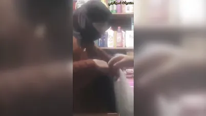 محجبة شرموطة تطلع بزازها في المحل سكس عربي xnxx