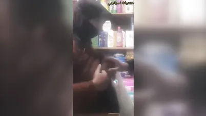 محجبة شرموطة تطلع بزازها في المحل سكس عربي xnxx