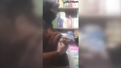 محجبة شرموطة تطلع بزازها في المحل سكس عربي xnxx