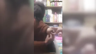 محجبة شرموطة تطلع بزازها في المحل سكس عربي xnxx