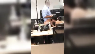 لبوة هيجانة تمص زب صاحبها في المكتب سكس مصري xnxx
