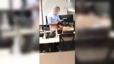 لبوة هيجانة تمص زب صاحبها في المكتب سكس مصري xnxx