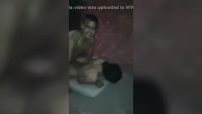 شاب هايج ينيك بنت في الخرابة سكس مصري