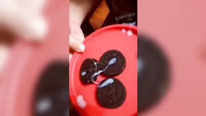 بنت مصرية تحلب زب حبيبها على الاوريو وتاكله بلبن زبره سكس مصري xnxx