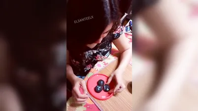 بنت مصرية تحلب زب حبيبها على الاوريو وتاكله بلبن زبره سكس مصري xnxx