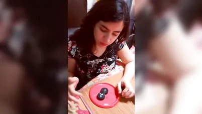 بنت مصرية تحلب زب حبيبها على الاوريو وتاكله بلبن زبره سكس مصري xnxx