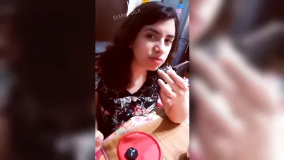 بنت مصرية تحلب زب حبيبها على الاوريو وتاكله بلبن زبره سكس مصري xnxx