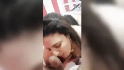 شاب محظوظ مع ميلف فاجرة تمصله زبه وتحلبه سكس مصري xnxx