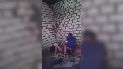 فحل مع عشيقته زانقها في بيت مهجور ينيكها على الارض سكس مصري xnxx