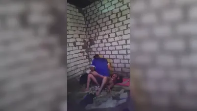 فحل مع عشيقته زانقها في بيت مهجور ينيكها على الارض سكس مصري xnxx