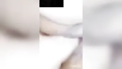 يلعب في كس حبيبته ويخليها تمصله زبه سكس مصري xnxx