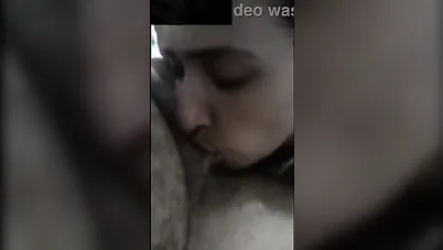 يلعب في كس حبيبته ويخليها تمصله زبه سكس مصري xnxx