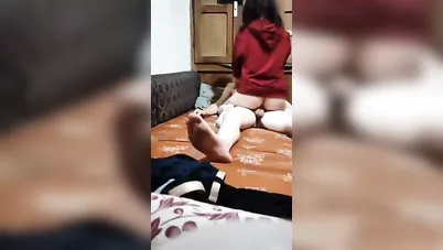 بنوتة مع صاحبها في الجامعة في شقته تركب زبه وينيكها ويكيفها سكس مصري xnxx