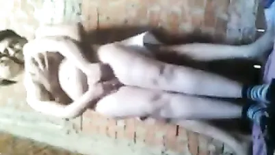 شرموطة تتناك من جارها على السطوح سكس مصري xnxx