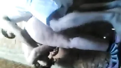 شرموطة تتناك من جارها على السطوح سكس مصري xnxx