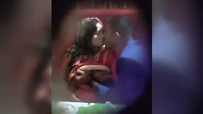 واخد حبيبته في كافيه ويبوسها ويقفشلها سكس عربي xnxx