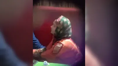 واخد حبيبته في كافيه ويبوسها ويقفشلها سكس عربي xnxx