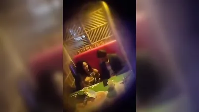 يزنق صاحبته في كافيه ويخليها تمصله زبه سكس مصري xnxx