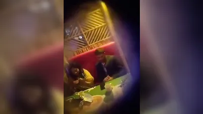 يزنق صاحبته في كافيه ويخليها تمصله زبه سكس مصري xnxx