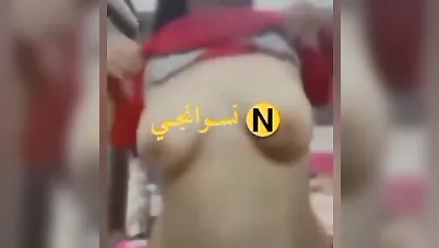 بنت هايجة اوي تفرج صاحبها على بزازها وجسمها الكيرفي سكس نودز مصري