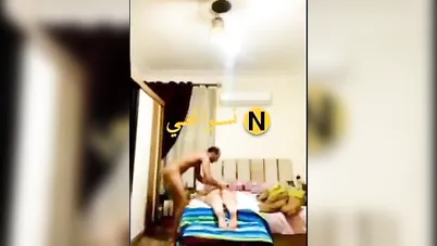 راجل هايج يعمل مساج لعشيقته على السرير وينيكها سكس مصري xnxx