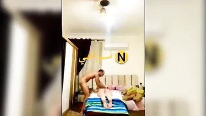 راجل هايج يعمل مساج لعشيقته على السرير وينيكها سكس مصري xnxx