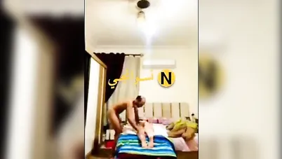 راجل هايج يعمل مساج لعشيقته على السرير وينيكها سكس مصري xnxx
