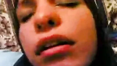 محجبة لبوة خالص تمص زب عشيقها وتاخده في كسها وتطلع اهات ساخنة سكس مصري