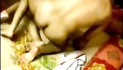 نيك مصري رومانسي يلعب في كس حبيبته ويفشخ كسها سكس مصري xnxx