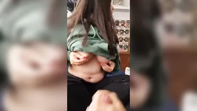 تطلع بزازها لحبيبها في المحل  سكس عربي xnxx