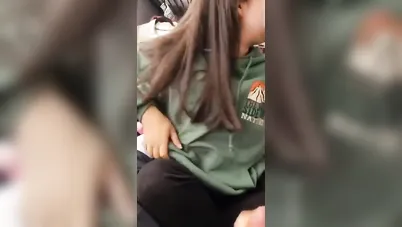 تطلع بزازها لحبيبها في المحل  سكس عربي xnxx