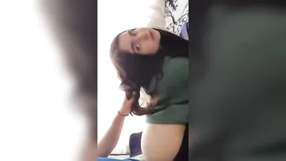 تطلع بزازها لحبيبها في المحل  سكس عربي xnxx