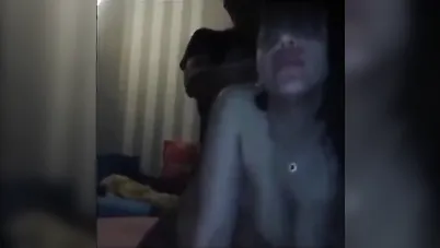 راكب صاحبته نازل فيها نيك بالجامد من ورا وهي تقوله براحة سكس مصري xnxx