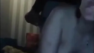 راكب صاحبته نازل فيها نيك بالجامد من ورا وهي تقوله براحة سكس مصري xnxx