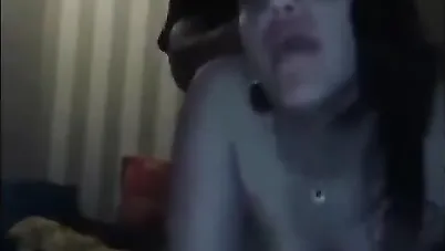 راكب صاحبته نازل فيها نيك بالجامد من ورا وهي تقوله براحة سكس مصري xnxx