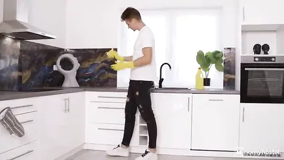 سكس مترجم - ماذا تفعل ايها المنحرف, انا امك - سكس امهات xnxx mom